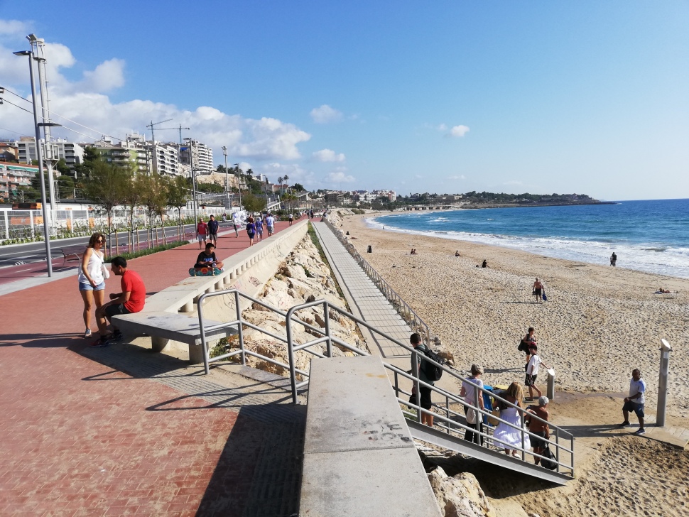 El Port de Tarragona contribueix a la millora de l’aspecte del passeig Marítim pintant la bancada
