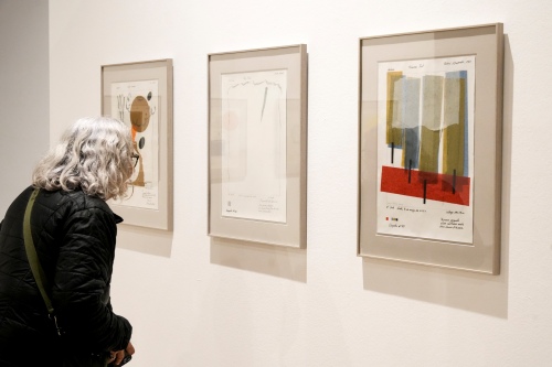 Últims dies per a veure ‘Papers al vent’, l’exposició de Sergi Marcos que fusiona poesia i art a través de haikus