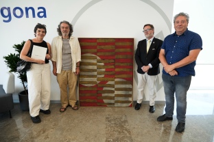 Jaume Amigó dona un dels quadres de l’exposició ‘Entre núvols’ al Fons d’Art de Port Tarragona