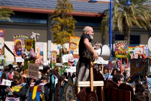 L'exposició ‘Llum, Natura Centrum Est’ s’inaugura amb una rua popular pel Moll de Costa