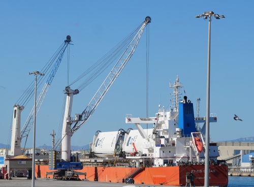 El primer vaixell de càrrega del món propulsat amb tecnologia eòlica fa escala a Port Tarragona