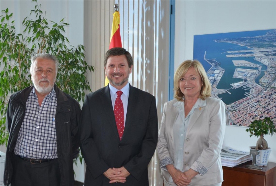 L’Autoritat Portuària de Tarragona i l’Ajuntament de Torredembarra van signar ahir un conveni per fer visitable el far