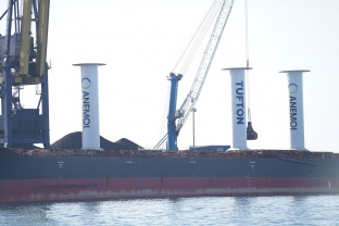 El Port de Tarragona rep al vaixell TR Lady, un graneler amb el sistema ‘Rotor Sails’, un nou sistema sostenible de navegació