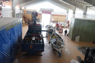El trasllat de les barques al Tinglado 2 marca l’inici de les obres de remodelació del Museu del Port