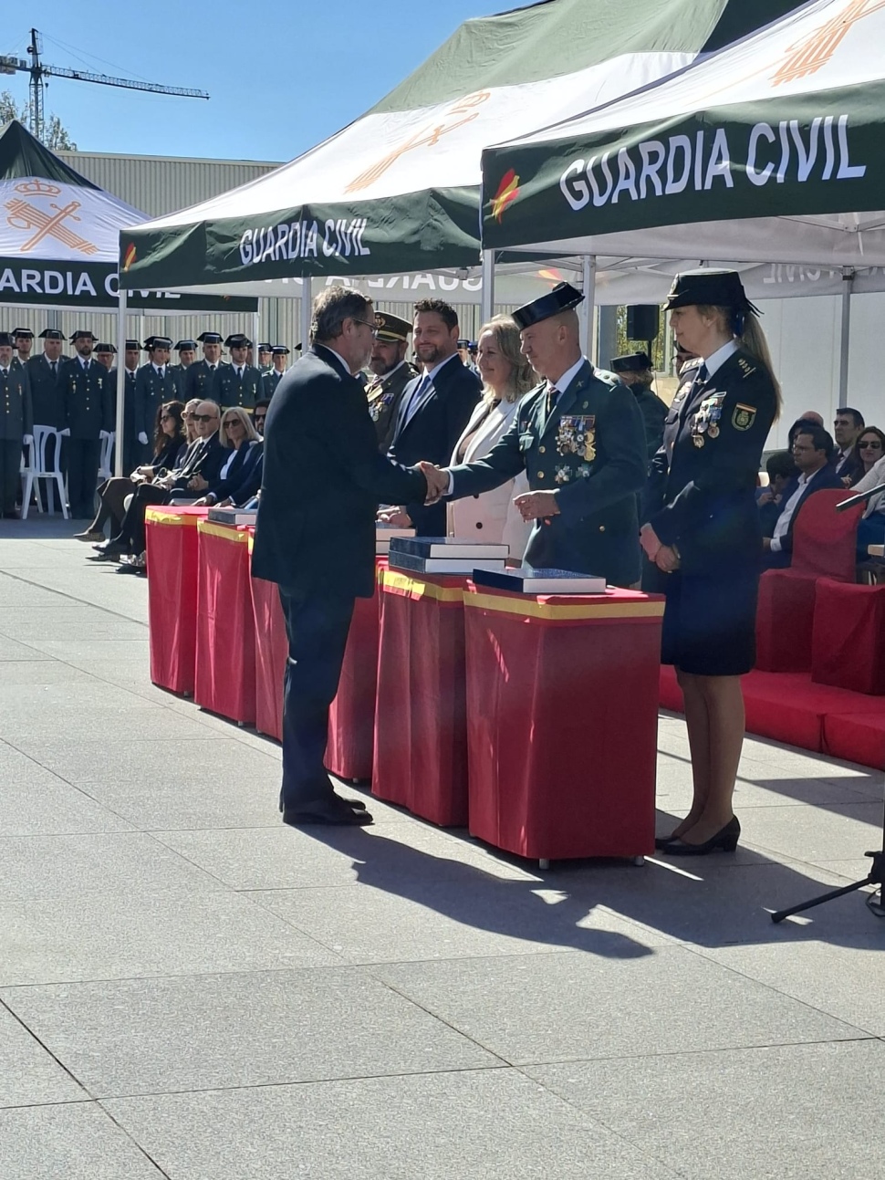 El president de Port Tarragona, Santiago Castellà, rep una distinció de la Guàrdia Civil