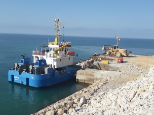 El transport de pedra des del port de Vallcarca a Tarragona per via marítima estalvia el pas de 40.000 camions per carretera