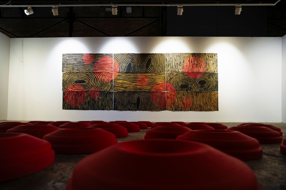 El pintor Jaume Amigó explora la transitorietat de la vida a ‘Entre Núvols’ la nova exposició del Tinglado 2 del Moll de Costa
