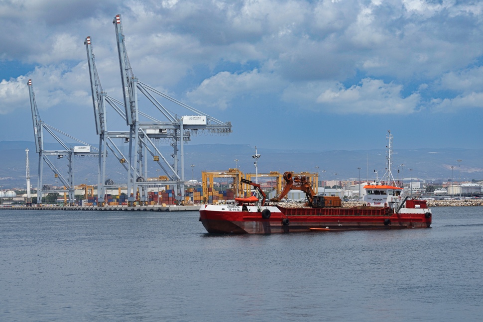El Port de Tarragona acaba la banqueta de cimentación y ya está a punto para el enrasado del fondo marino del muelle de Balears