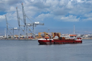 The Port of Tarragona completes the foundation ballast and is ready to level the sea bed for the new Balears Wharf