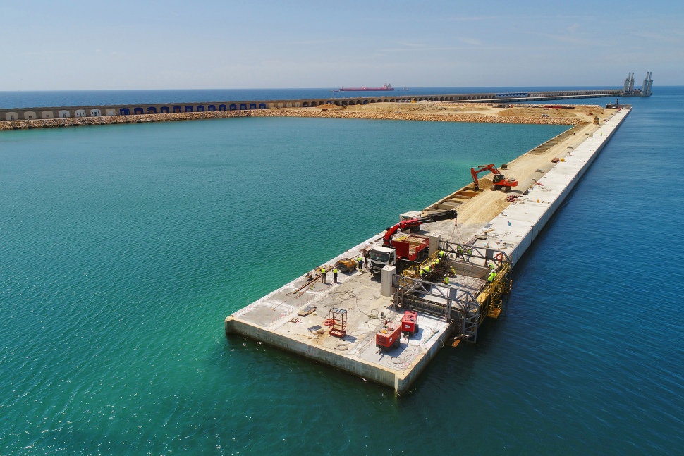 El Port Tarragona acaba los primeros 460 m de viga cantil del moll de Balears