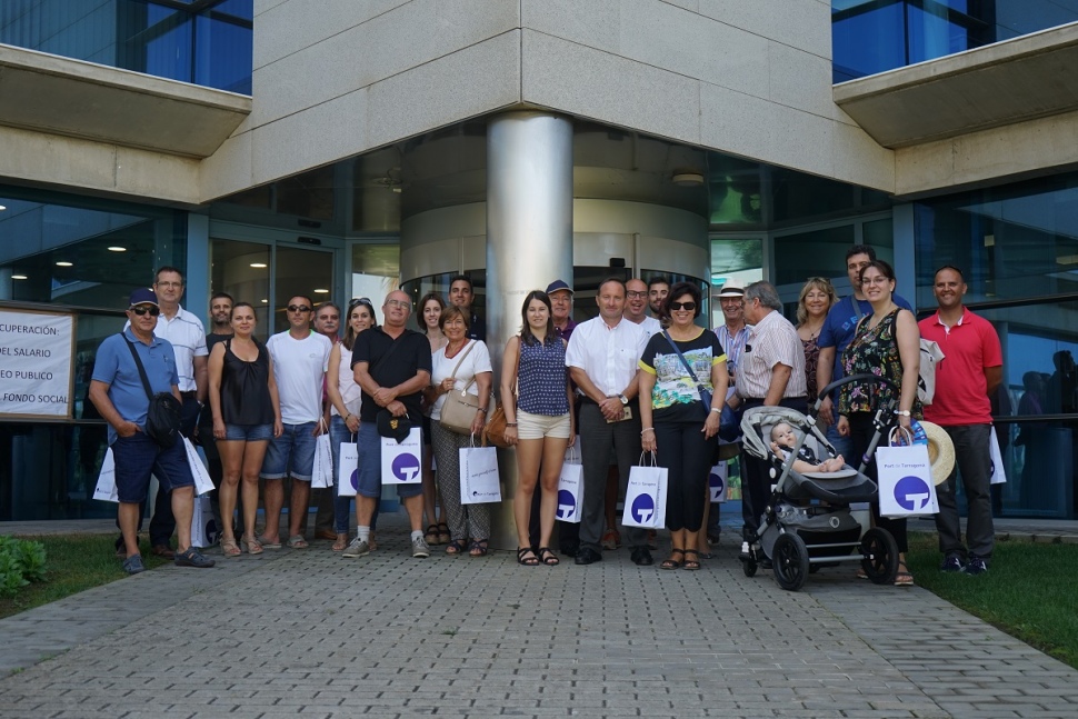 Un grupo de empresarios del sector agrícola de Maials visita el Port de Tarragona