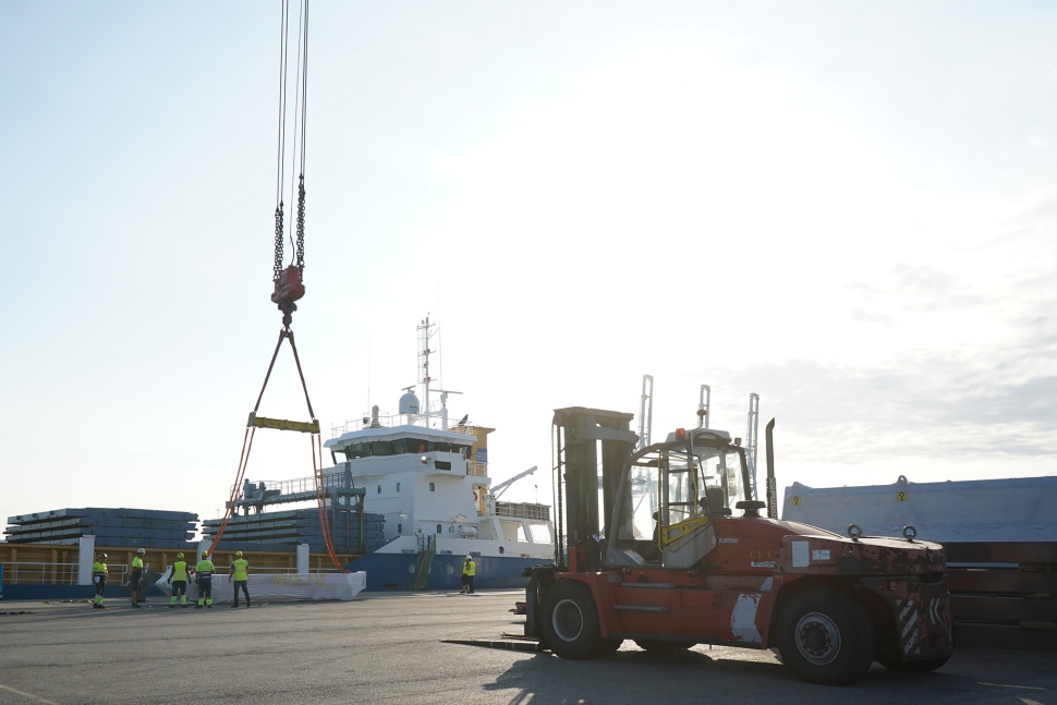 Port Tarragona carrega 164 peces per a un finger de passarel·les