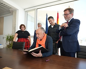 Josep Álvarez signa en el llibre d’Honor de l’APT