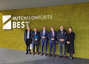 Santiago Castellà visita la terminal de BEST a Barcelona